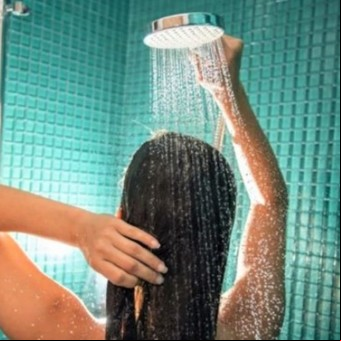 ¿Es bueno bañarse de noche? Lo que los expertos dicen sobre este hábito 
