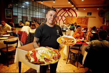 El club de fútbol que abrió un bodegón en Parque Patricios y despierta pasiones con sus milanesas gigantes