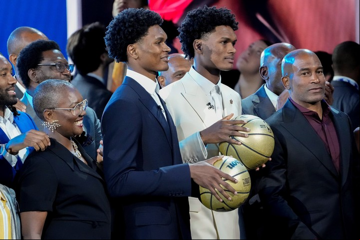 Ausar Thompson (izquierda) jugará en Detroit Pistons y su hermano Amen (derecha), en Houston Rockets. Foto: John Minchillo / AP.