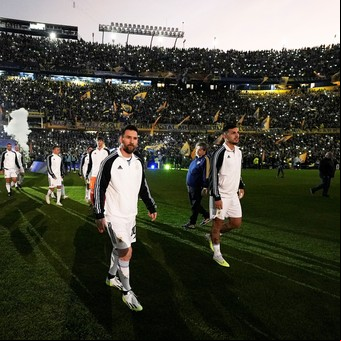 Lionel Messi fue "visitante" en la Bombonera: lo ovacionaron al principio y al final, pero también le pidieron un gesto para Boca