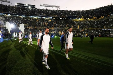 Lionel Messi fue "visitante" en la Bombonera: lo ovacionaron al principio y al final, pero también le pidieron un gesto para Boca