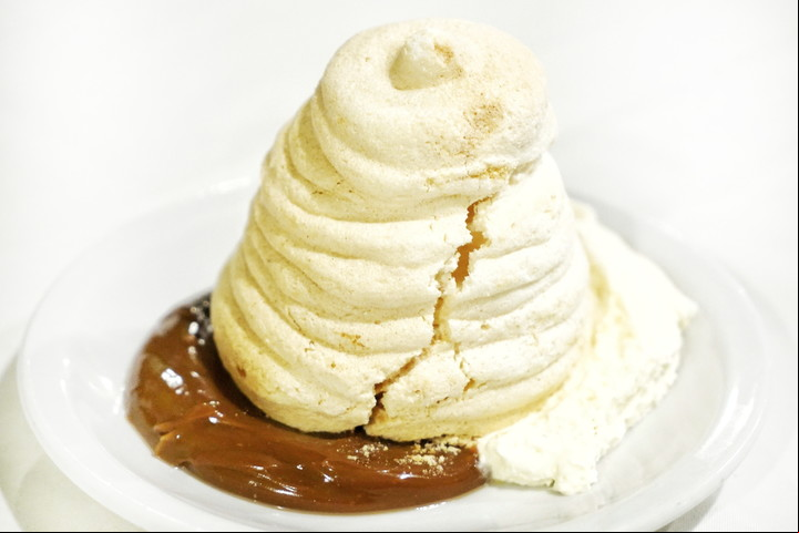 El merengue mixto es uno de los postres históricos de Albamonte. Foto: Martín Bonetto.