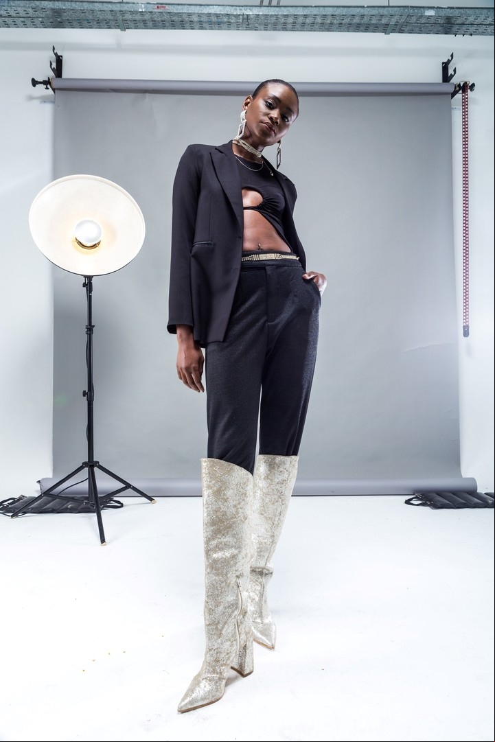 Neo sastrería. Blazer de gabardina (Didamaro), body de lycra (Naíma) y pantalón chupín de lúrex (Didamaro). Aros argolla y cinturón de strass (Luna Garzón), choquer de strass y botas de cuero metalizado (Naíma). Foto: esteban Leyba.