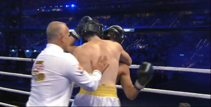 Coscu sufrió los golpes de Germán Garmendia en el primer round y tuvo que recibir la cuenta del árbitro. Luego dio vuelta la historia. Foto: Captura TV.