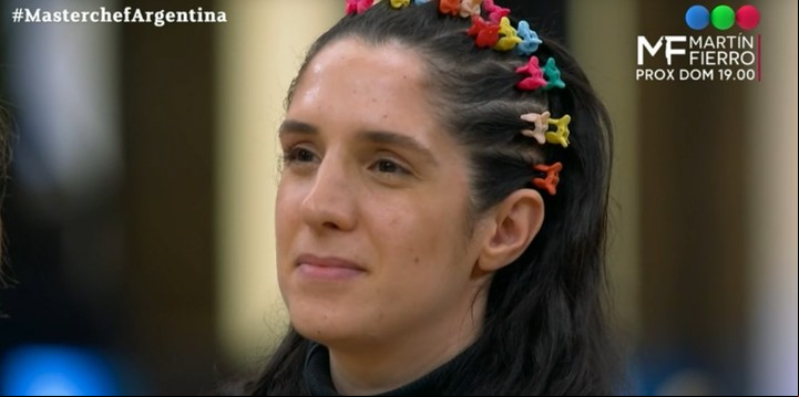 Daniela, la escribana que le dedica mucho tiempo a sus peinados. Gran cocinera.