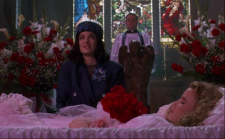 En la iglesia. Winona venía de protagonizar "Beetlejuice", de Tim Burton. Tenía 17 años cuando rodó "Heathers". ¿Dónde verla? Leer al final...