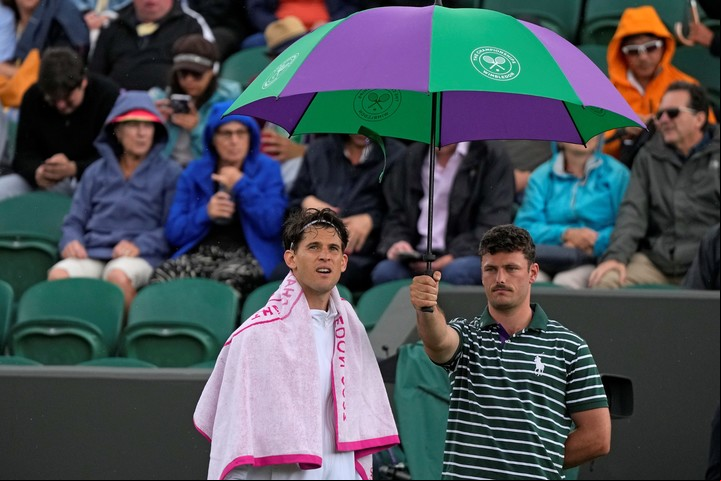 Dominic Thiem durante la suspensión de su partido con Stefanos Tsitsipas. Foto AP Photo/Alastair Grant