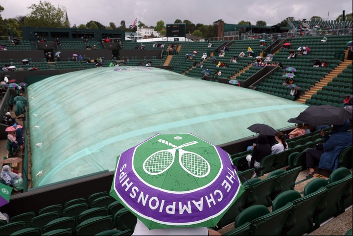 La lluvia y la lona en una de las canchas del All England Club. Foto Adrian DENNIS / AFP