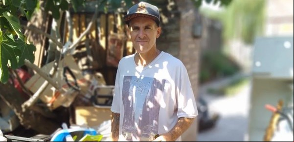 "El cartonero yanqui": vende vidrio, cartón y chapa, enseña inglés y sueña con tener su propio instituto