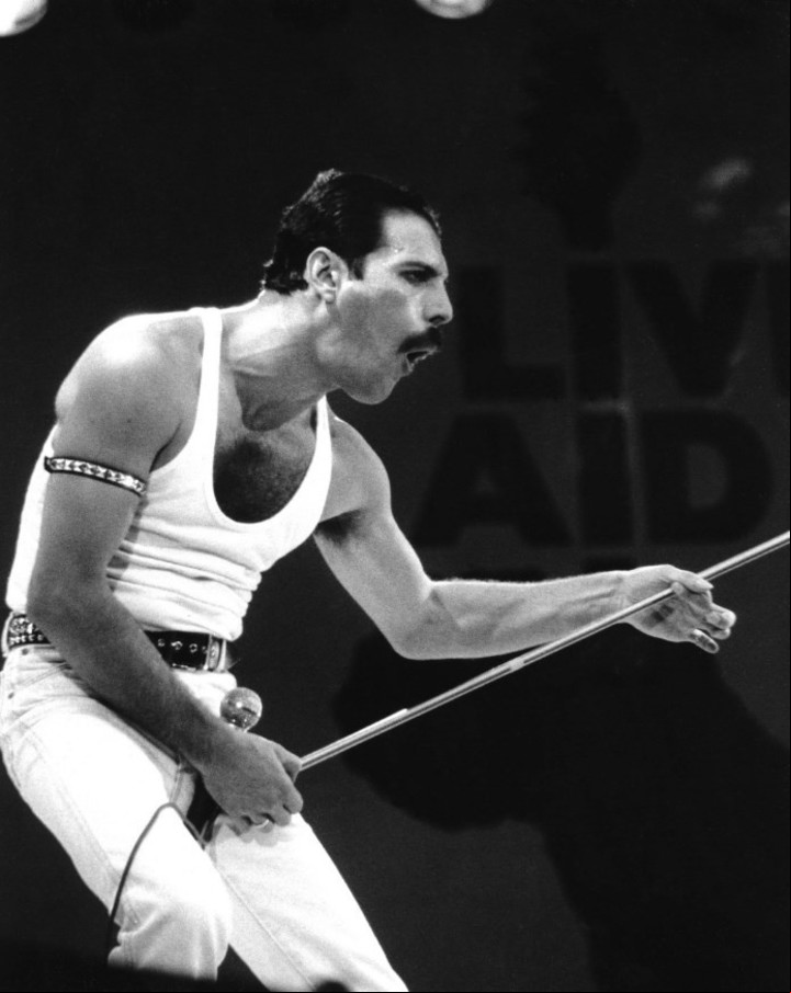 Freddy Mercury en el Live Aid en Wembley. Los '80 fueron bravos para Queen.