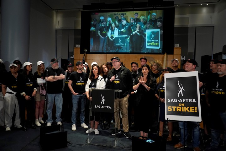 La respuesta de los intérpretes fue abrumadoramente a favor de la huelga. En la foto, Fran Drescher y los sindicalistas. Foto AP