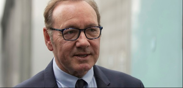 Kevin Spacey negó los hechos, pero itió ser promiscuo en su juicio por abuso sexual