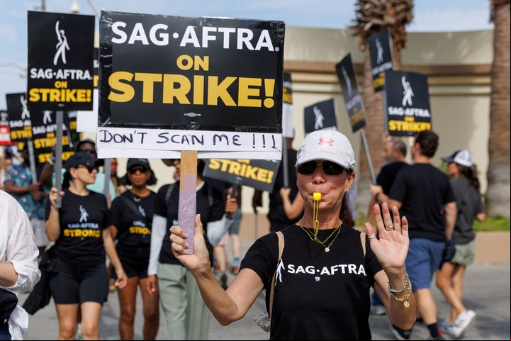 La actriz Karen Brown, en uno de los piquetes de los actores en Los Ángeles. Foto Reuters/Mike Blake