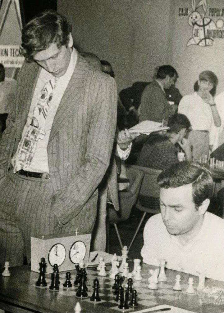 Oscar Panno juega y Bobby Fischer observa su partida.