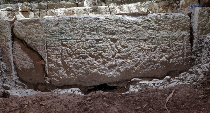 Relieve tallado en un bloque de piedra reutilizado en una escalera de un edificio de Ocomtún. Foto Octavio Esparza Olguín/UNAM