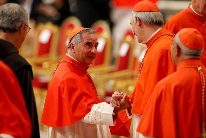Angelo Becciu sostiene que puede votar al sucesor del papa Francisco. Foto Ruters Archivo / Remo Casilli