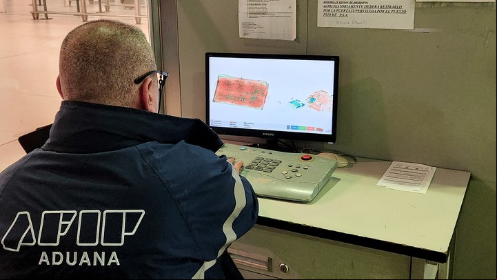 La Aduana revisa el equipaje en busca de mercadería no declarada. Foto: AFIP.