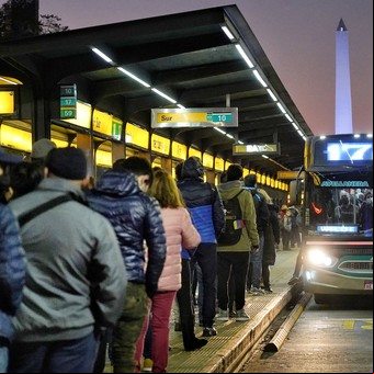 Aumento de colectivos y trenes: a cuánto se van los boletos y el saldo negativo de la tarjeta SUBE