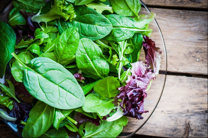 Las verduras de hojas verdes deben estar presentes casi cotidianamente. Foto Shutterstock / Archivo.