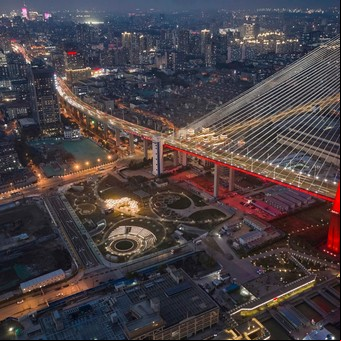 Un parque urbano al pie de uno de los puentes más largos del mundo