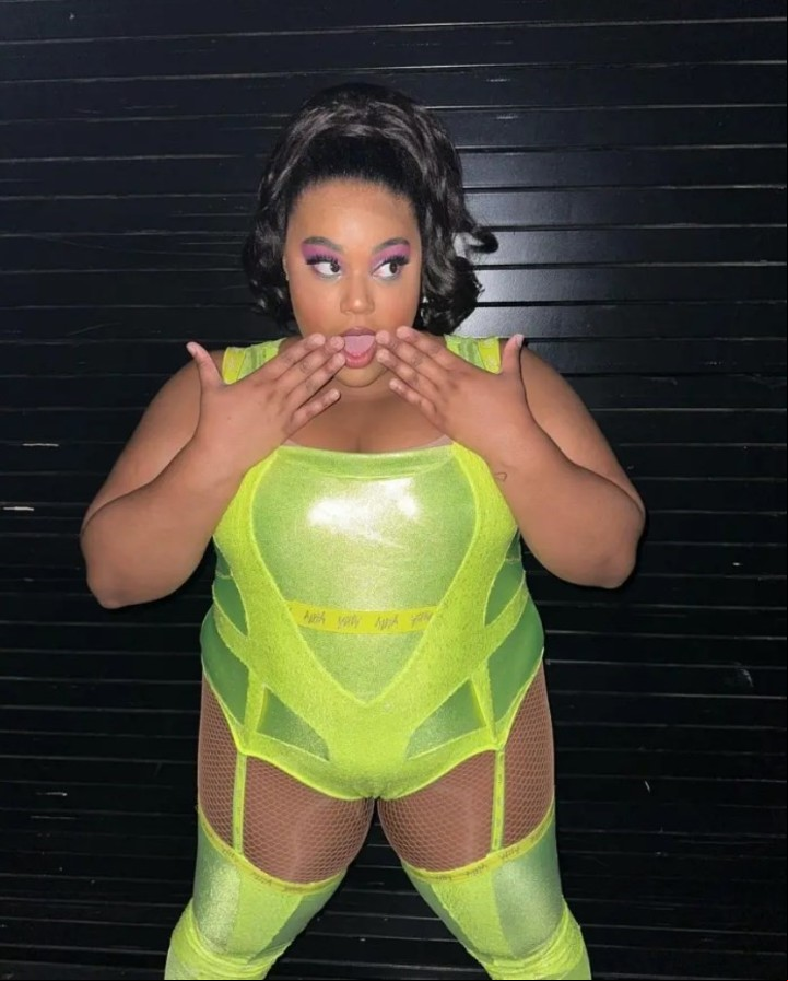 Arianna Davis denunció que fue presionada para tocar los pechos de una bailarina nudista.