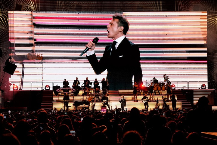 Luis Miguel ampliado a pleno en la pantalla de video gigante del recital en Movistar Arena. Foto: Martín Bonetto.