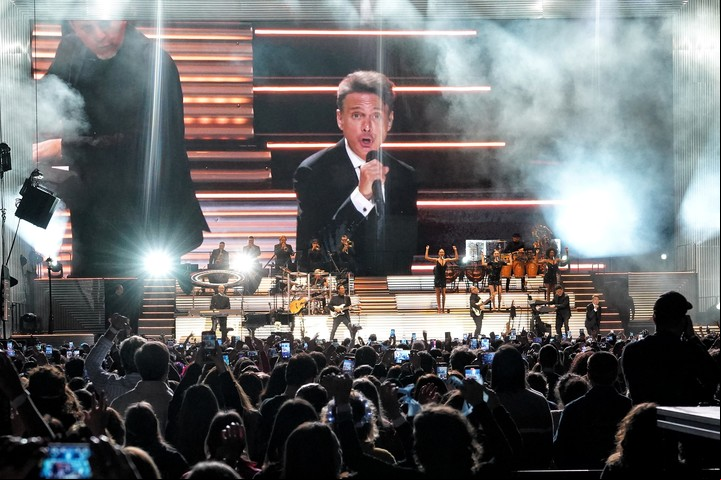 El amplio escenario del show de Luis Miguel en Movistar Arena, con toda su banda. Foto: Martín Bonetto.