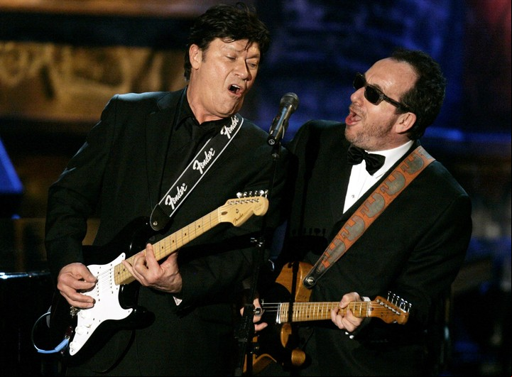 Robbie Robertson y Elvis Costello, en la ceremonia de introducción al Salón de la Fama del Rock and Roll. Foto reuters