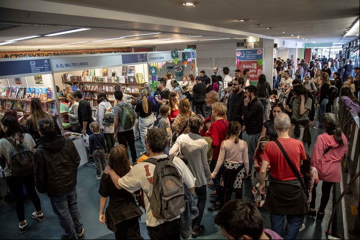 De los 50 puestos de venta de libros que conforman la FILRos, un amplio número corresponde a los orientados a las infancias. Gentileza/ Guillermo Turin Bootello
