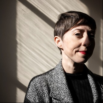 El dinero no hace a la felicidad, la clase social, sí: el planteo de la española Elena Medel