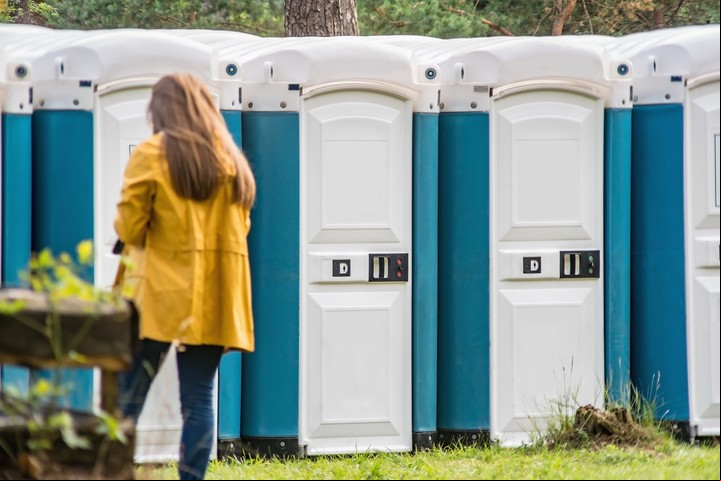 La gastroenteróloga propone derribar los prejuicios, e ir al baño en cualquier lado. Foto Shutterstock.
