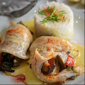 Roll de lenguado con verduras salteadas y timbal de arroz