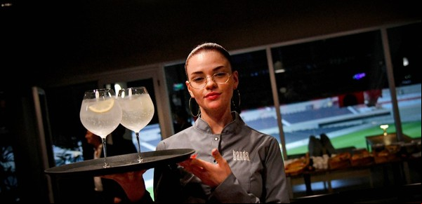 Cuántas bebidas conviene pedir en una primera cita, según especialistas