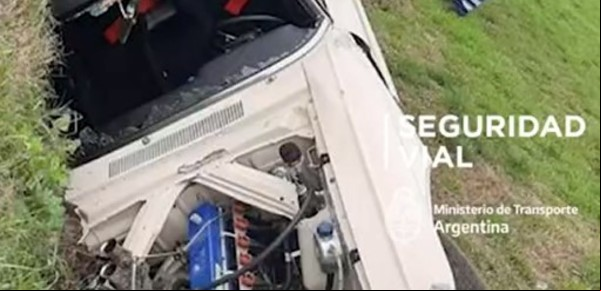 Video: iban a gran velocidad, volcaron, les suspendieron la licencia y le piden a la Justicia que compacten el auto para donar la chatarra al Hospital Garrahan