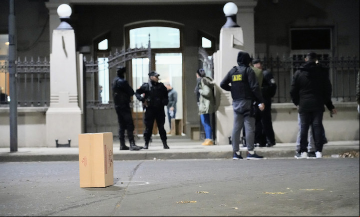 Rosario: dos balaceras a sedes policiales y un mensaje de amenaza. Foto Juan José García.