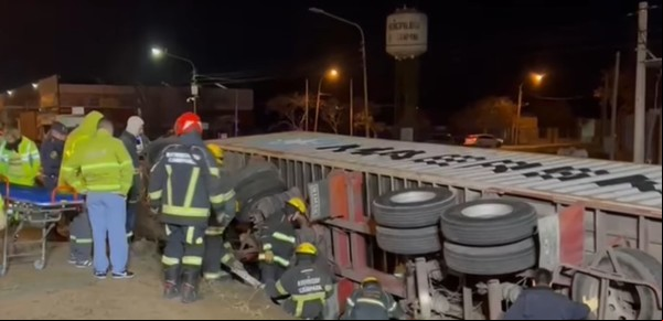 Un camión volcó en Panamericana y cayó sobre un auto detenido en el que había una familia: dos muertos