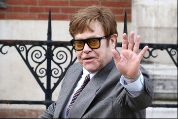 Elton John se cayó y estuvo una noche internado en Francia