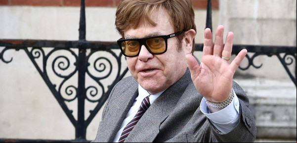 Cómo es la millonaria subasta de Elton John y por qué está vendiendo todo