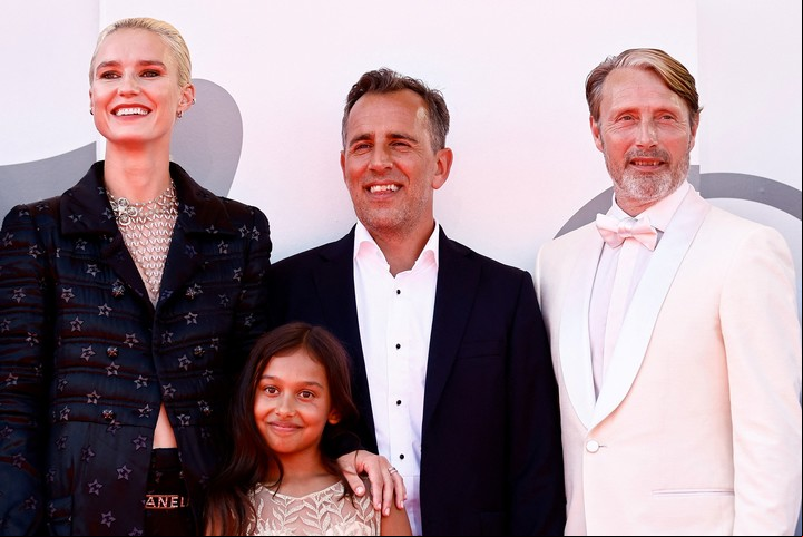 Amanda Collin, el director Nicolaj Arcel y Mads Mikkelsen, en la alfombra roja de la Mostra. Foto Reuter
