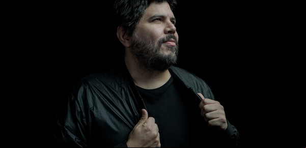 Santiago Motorizado, a viva voz: el dibujo, Okupas y la construcción de su universo analógico