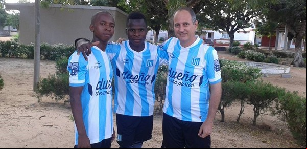 El cura que vive en la pobreza extrema en Mozambique y sólo extraña a Racing