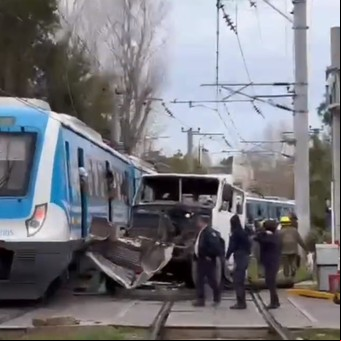 El camionero que cruzó con la barrera baja y chocó con el tren Roca fue suspendido y será demandado por los daños 