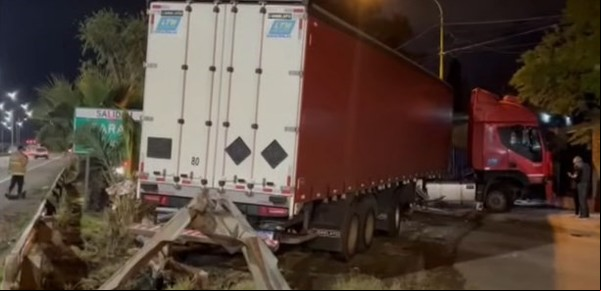 Un camión perdió el control y se incrustó en una casa en Campana