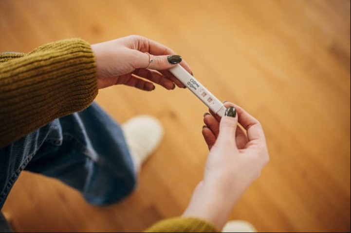 Se deben esperar siete días después de tener relaciones sin protección para hacer un test. Foto: iStock.