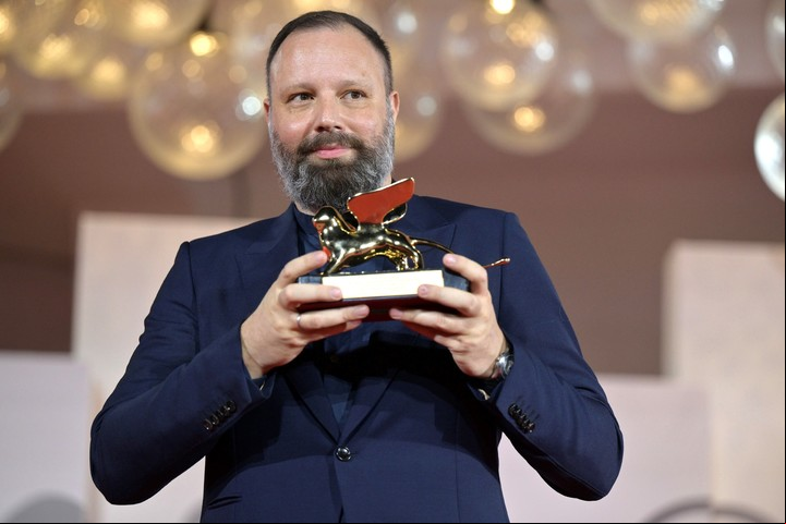 El griego Yorgos Lanthimos, con su León de Oro en Venecia, en septiembre pasado, por "Pobres criaturas", multinominada.