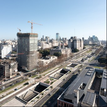 Torre escalonada en el límite entre la ciudad vieja y el río