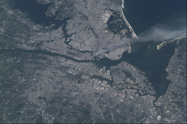 La columna de humo que se veía desde el espacio el 11S. Foto: NASA