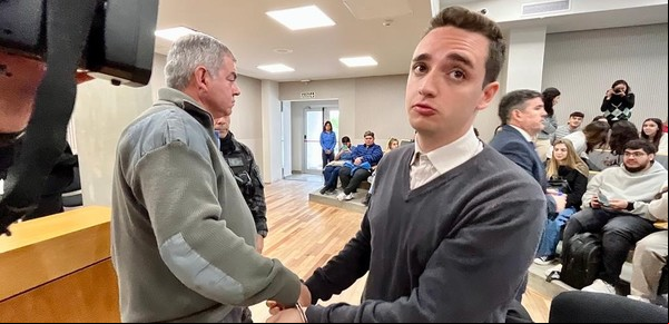 Cómo pasa sus días el "médico trucho" que engañó a todos en Córdoba: ahora quiere ser abogado