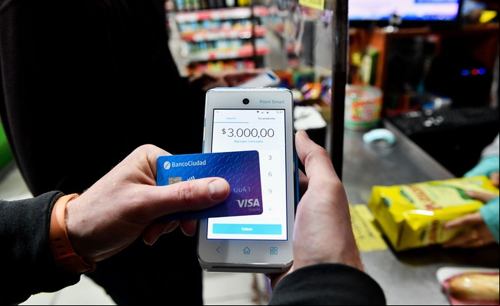 Tras pagar con débito, el 21% del monto regresa pronto a la cuenta bancaria.