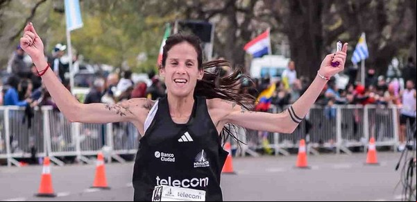 Entró por la ventana y volvió a dar la sorpresa en la Maratón de Buenos Aires: la runner amateur que otra vez se coló entre las 10 mejores 